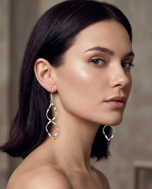 Nahaufnahme eines dunkelhaarigen Models mit den silbernen Doppel-Hängeohrringen.