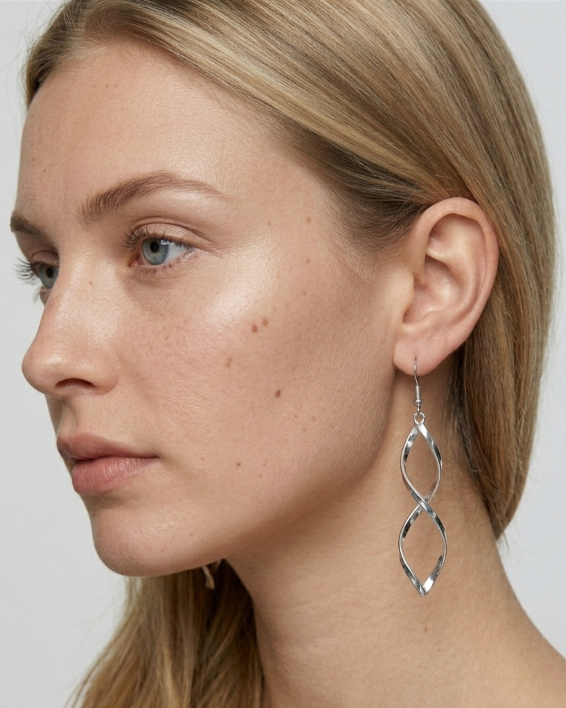 Seitenprofil eines Models mit den silbernen Doppel-Hängeohrringen.
