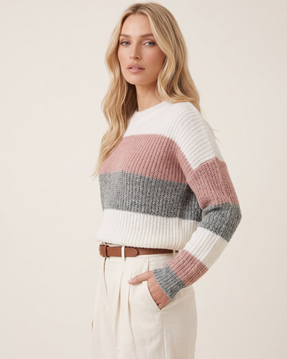 Locker sitzender Colorblock-Pullover mit überschnittenen Schultern und cognacfarbenem Gürtel kombiniert