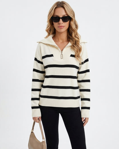 Model trägt cremefarbenen Troyer-Strickpullover mit schwarzen Querstreifen und Reißverschluss