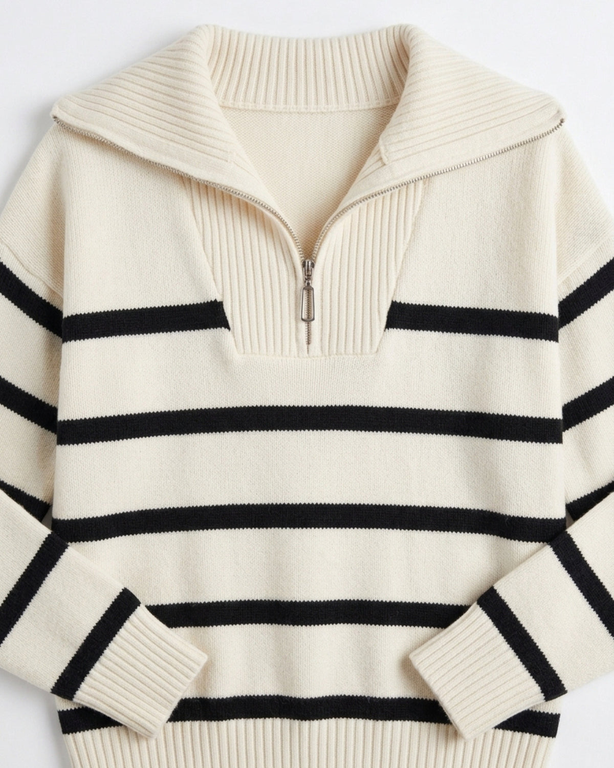 Gestreifter Damen Strickpullover mit geöffnetem Reverskragen und silbernem Zipper