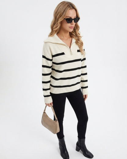Damen Streifenpullover kombiniert mit schwarzer Hose und Ankle Boots