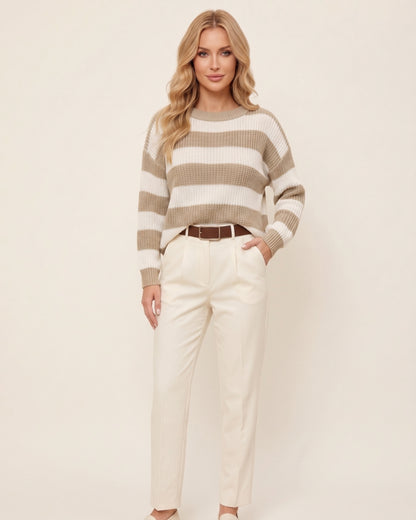 Modernes Herbst-Outfit mit beigefarbenem Streifenpullover und heller eleganter Hose