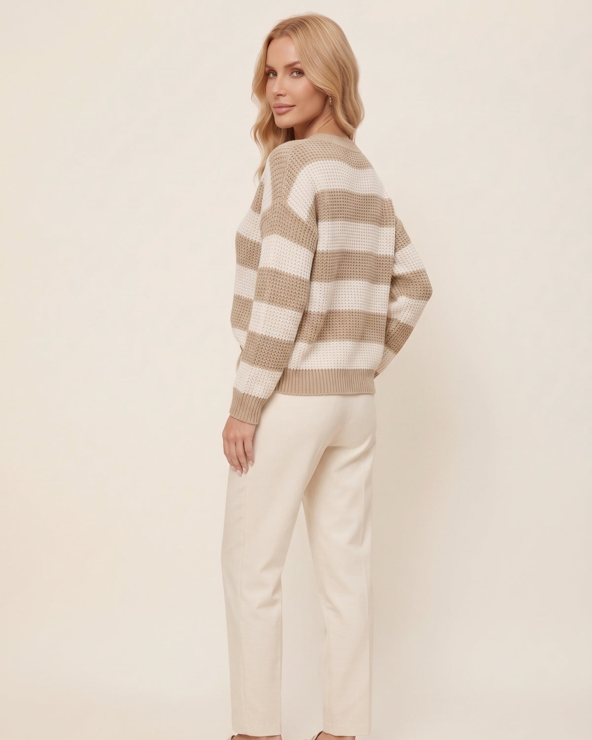 Modernes Herbst-Outfit mit beigefarbenem Streifenpullover und heller eleganter Hose