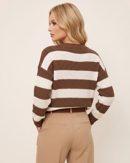 Rückseite des oversized Damen-Strickpullovers mit Querstreifen-Muster