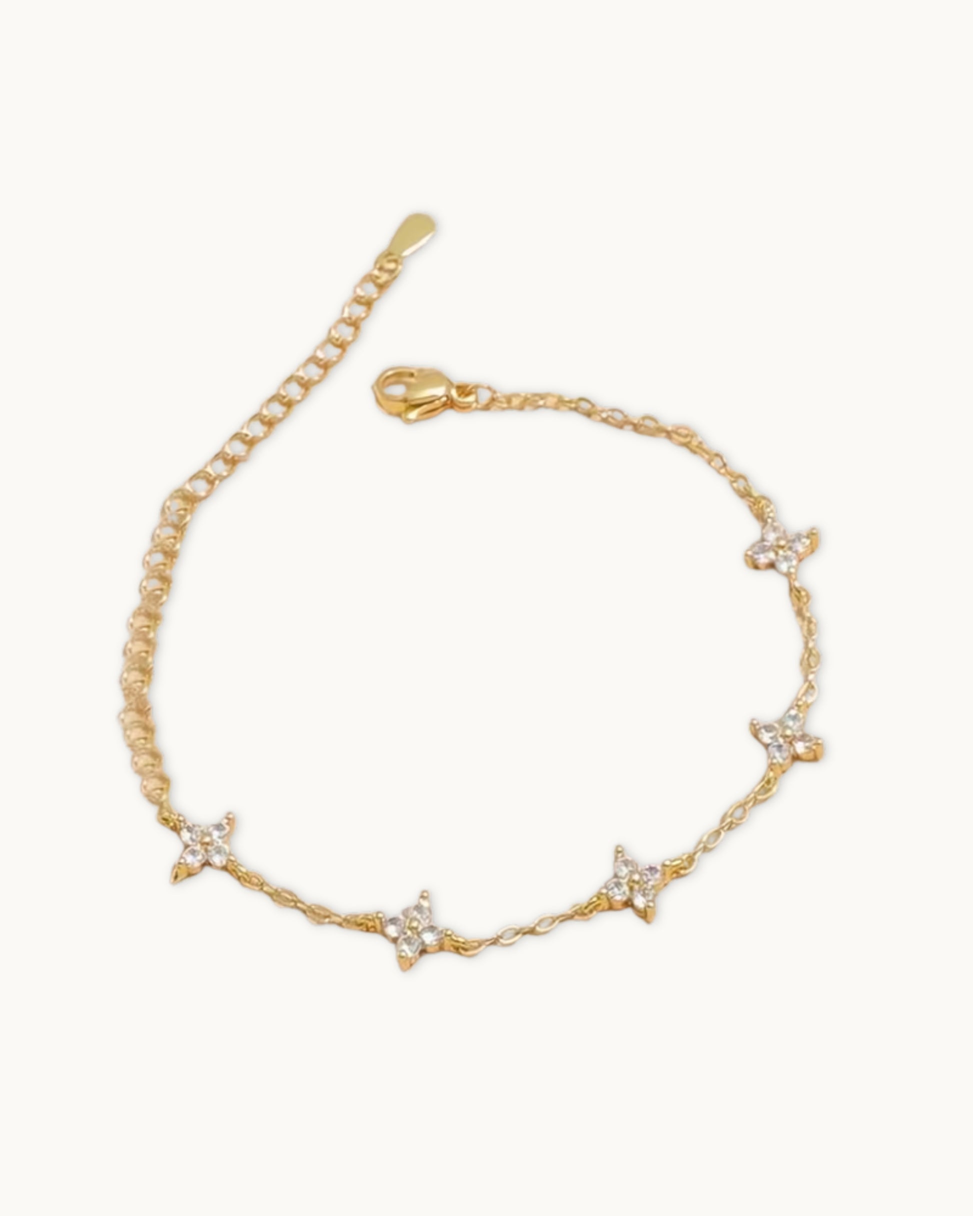 Produktansicht des ausgelegten 14K goldplattierten Kleeblatt-Armbands mit Karabinerverschluss und verstellbarer Gliederkette auf hellem Hintergrund.