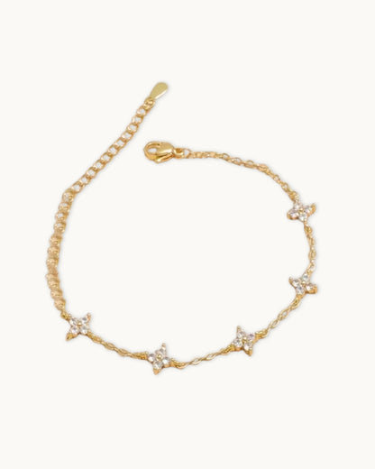 Produktansicht des ausgelegten 14K goldplattierten Kleeblatt-Armbands mit Karabinerverschluss und verstellbarer Gliederkette auf hellem Hintergrund.