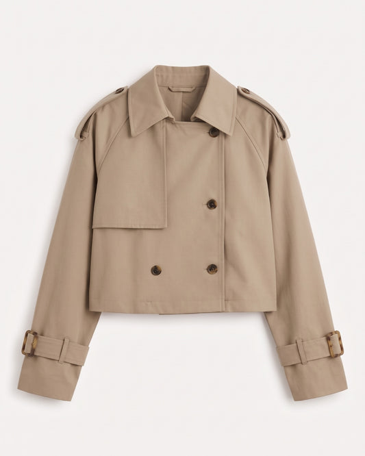 Kurzer Damen-Trenchcoat in Sandbeige mit zweireihiger Hornknopfleiste und Ärmelschnallen freigestellt