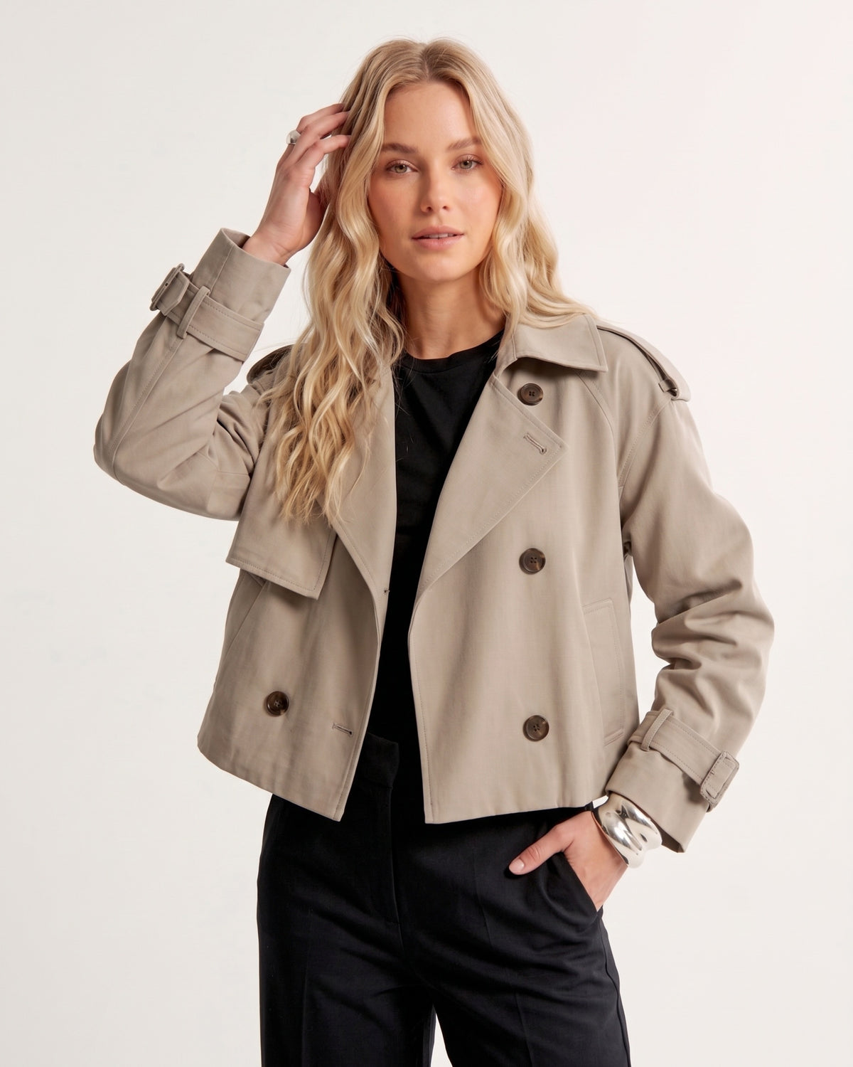 Klassische kurze Übergangsjacke im Trenchcoat-Stil mit Sturmklappe und weiten Ärmeln