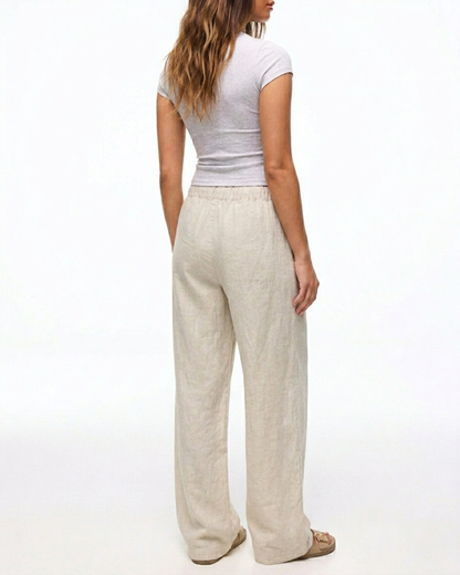 Rückansicht der weißen Wide-Leg Leinenhose kombiniert mit grauem Top.