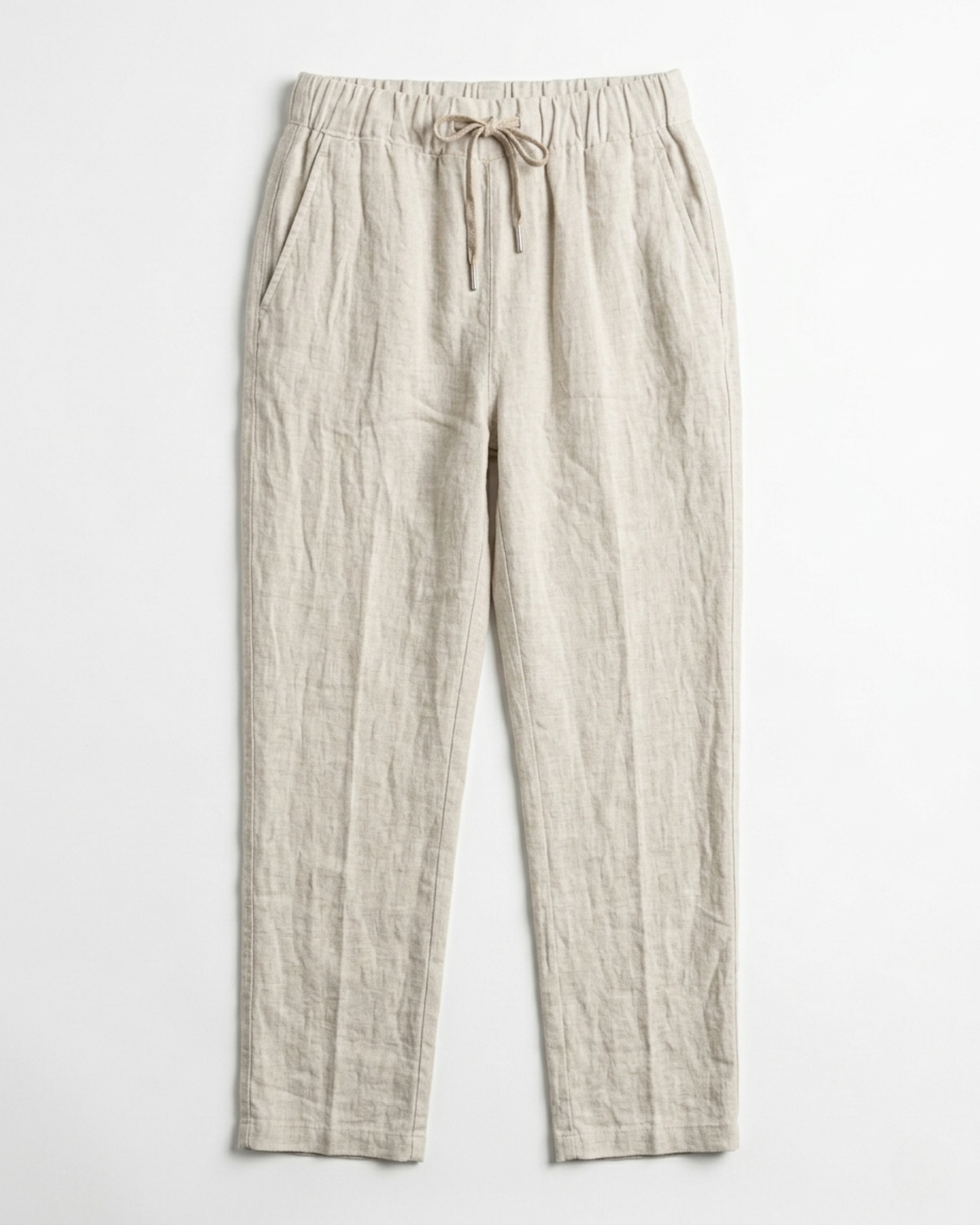 Frontalansicht der flach liegenden Leinenhose in Natur-Beige.