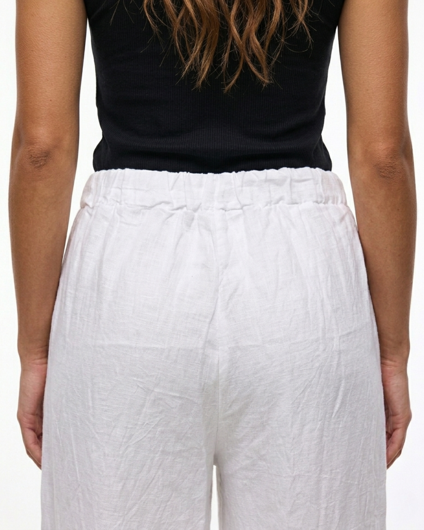 Rückansicht der weißen Wide-Leg Leinenhose kombiniert mit schwarzem Top.
