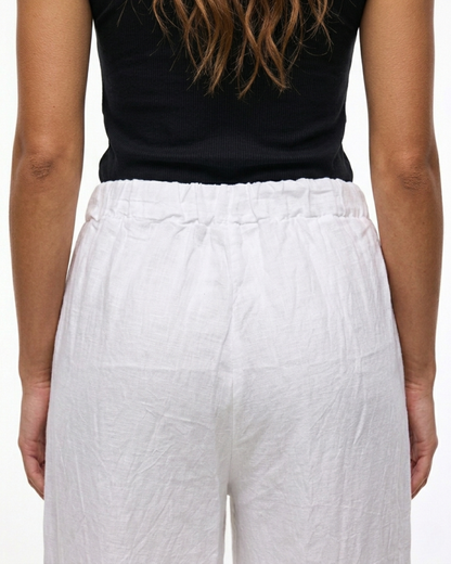 Rückansicht der weißen Wide-Leg Leinenhose kombiniert mit schwarzem Top.