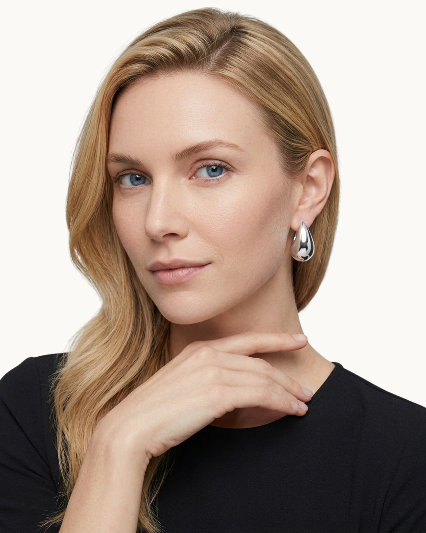 Model mit den silbernen Drop-Ohrringen in der Frontalansicht.