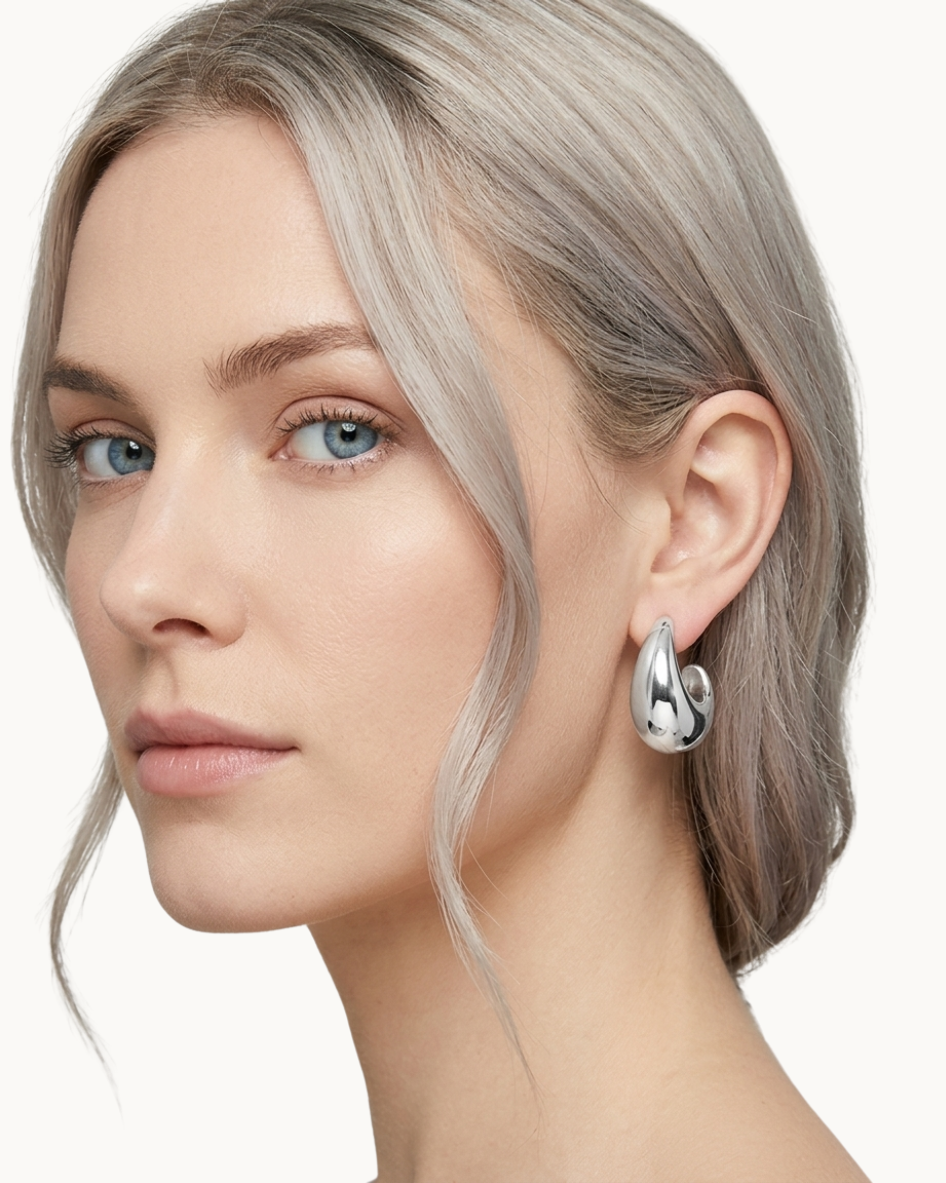 Model mit den silbernen Drop-Ohrringen in der Seitenansicht.