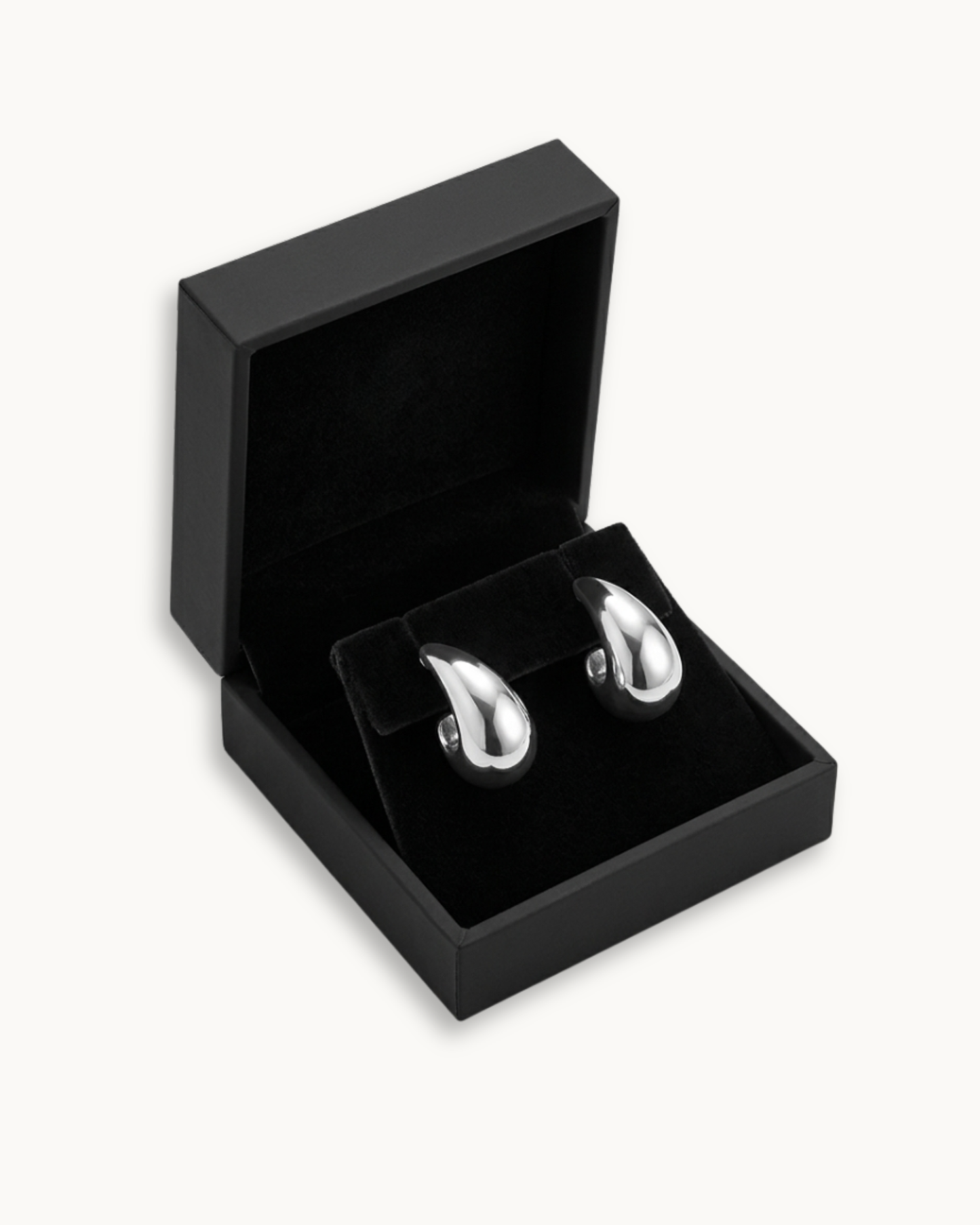Die silbernen Ohrringe in einer eleganten schwarzen Schmuckbox.