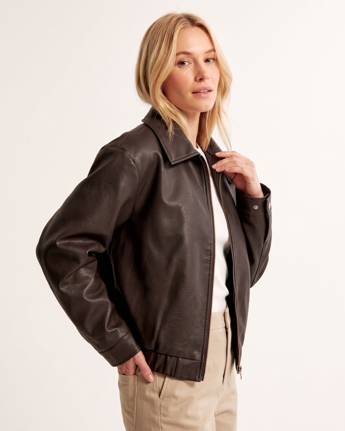 Seitenansicht der lockeren Bomber-Lederjacke in genarbter Lederoptik für Damen