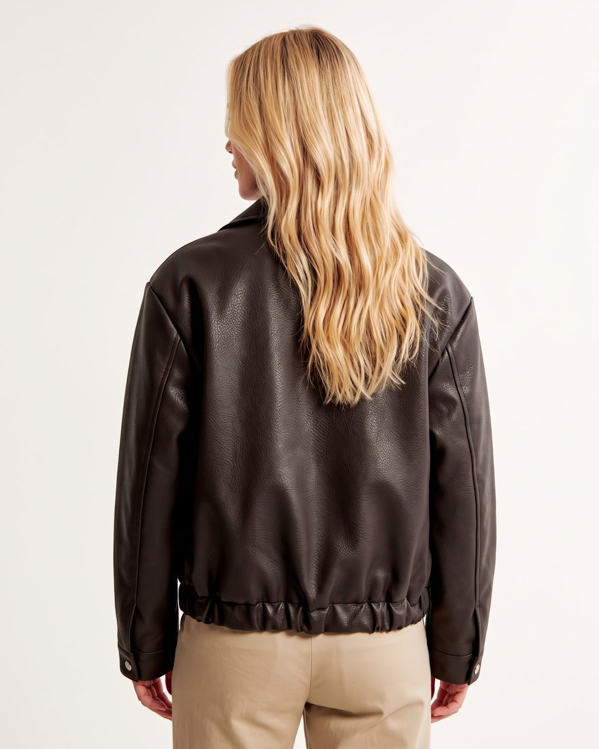 Rückseite der oversized Bikerjacke mit gerafftem Elastiksaum