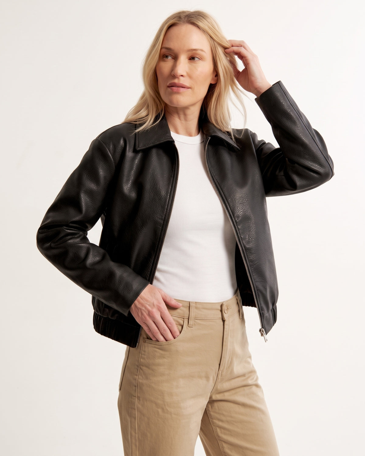 Locker geschnittene Damen Blouson-Jacke aus schwarzem Kunstleder mit Reißverschluss und Klappkragen