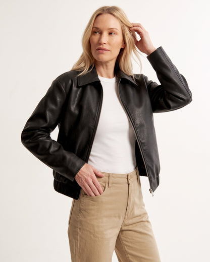 Locker geschnittene Damen Blouson-Jacke aus schwarzem Kunstleder mit Reißverschluss und Klappkragen