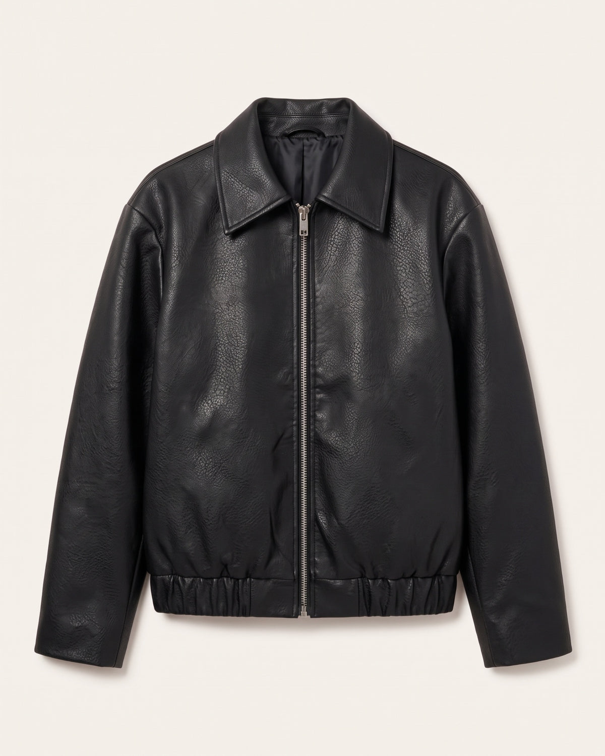 Schwarze Vintage-Kunstlederjacke für Damen mit Reverskragen, Metallreißverschluss und elastischem Saum freigestellt