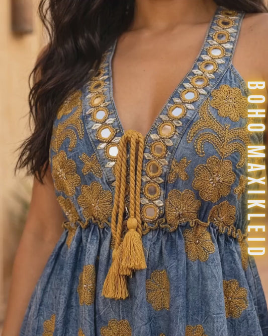 Detailansicht der Ärmel und des V-Ausschnitts des mintgrünen Kleides.