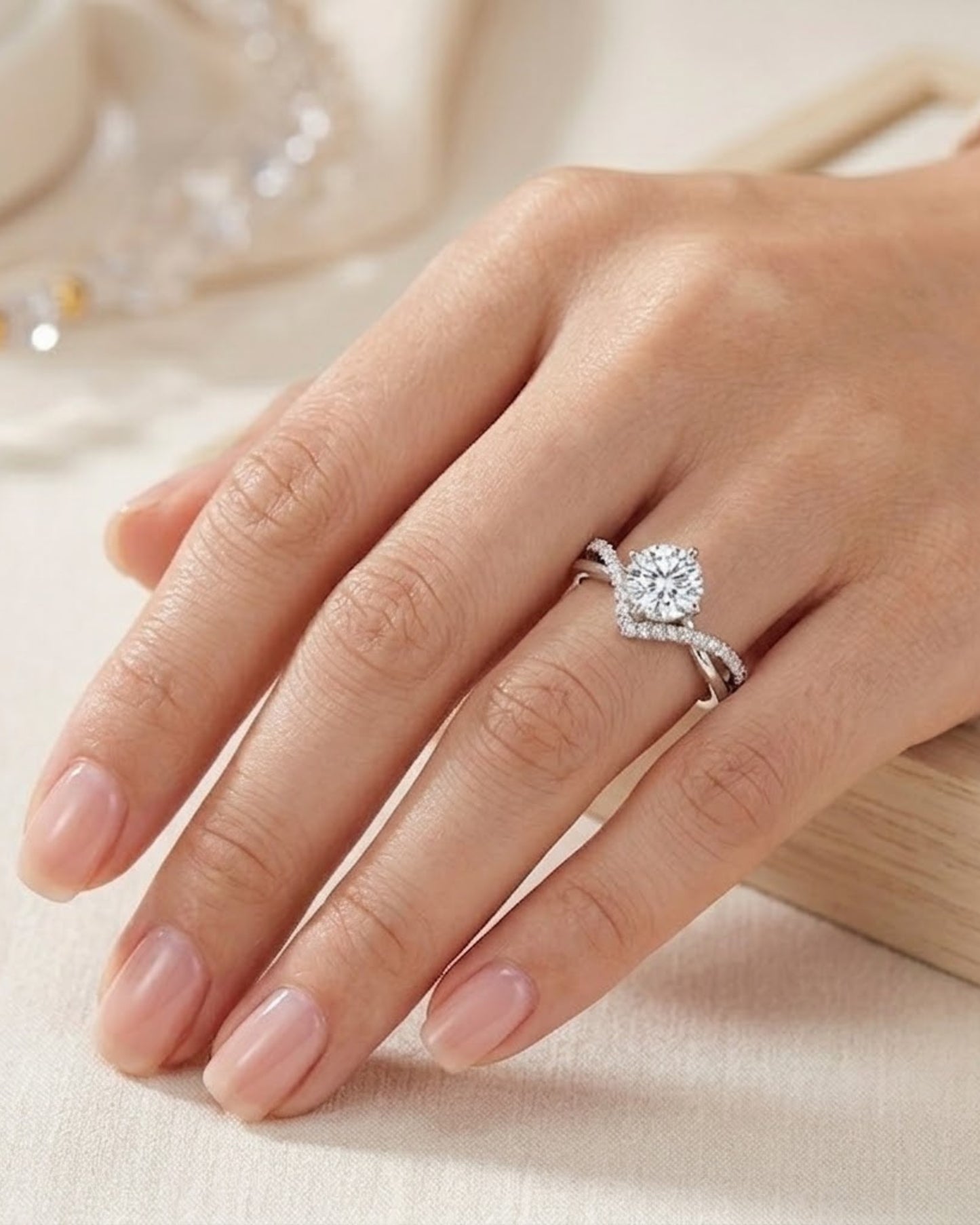 Nahaufnahme eines funkelnden, verstellbaren 1-Karat-Zirkonia-Rings mit geschwungener Pavé-Krone am Finger einer Frau.