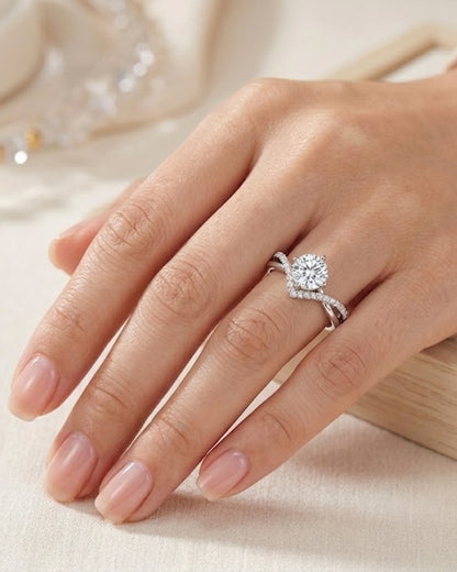 Nahaufnahme eines funkelnden, verstellbaren 1-Karat-Zirkonia-Rings mit geschwungener Pavé-Krone am Finger einer Frau.