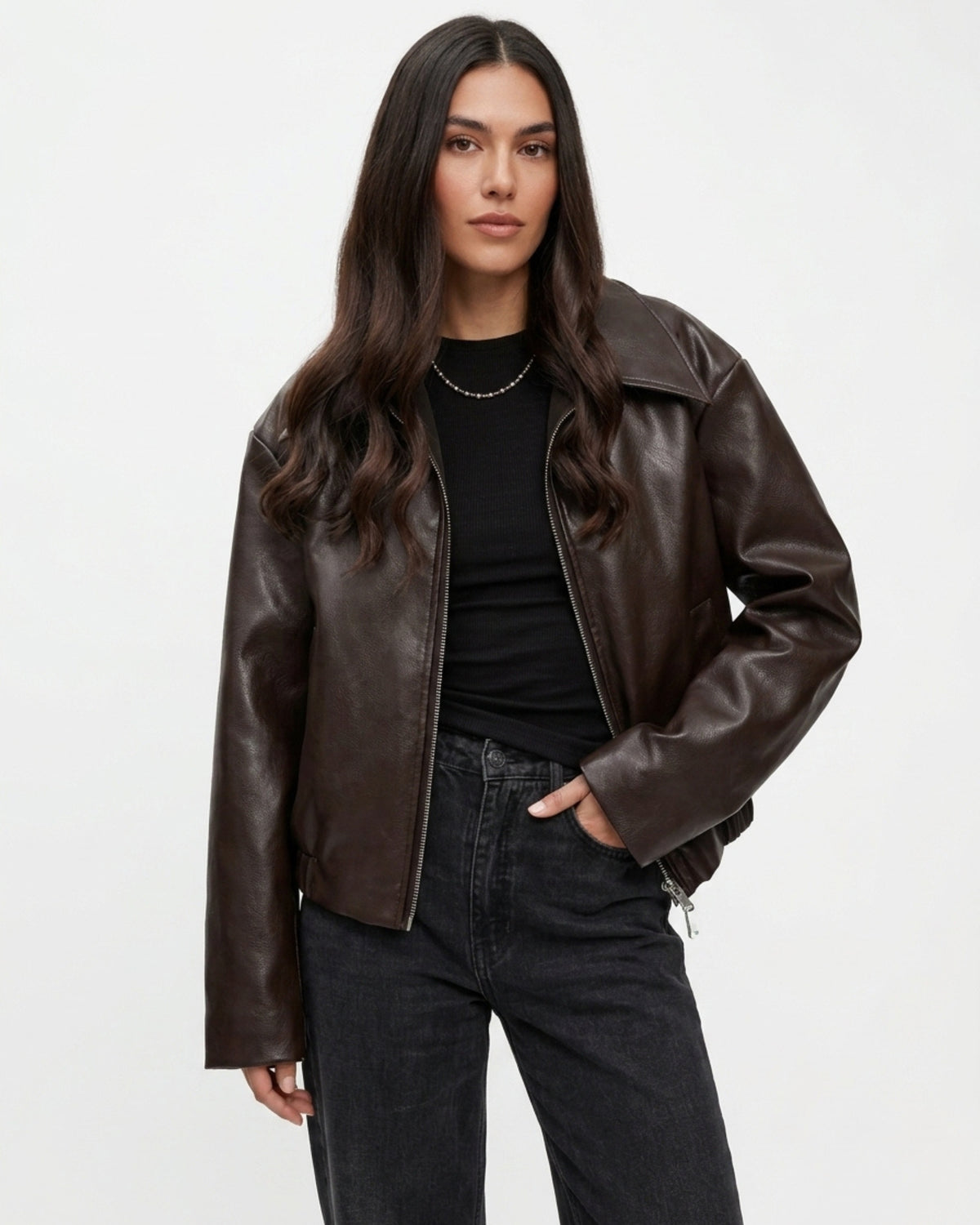 Dunkelbraune Damen Bikerjacke aus Kunstleder mit Reißverschluss und schwarzem T-Shirt