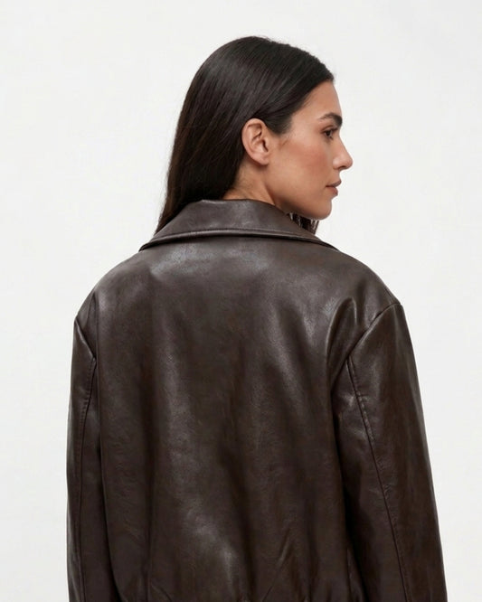 Rückseite der lockeren Vintage Lederjacke mit breitem Kragen und geradem Fall