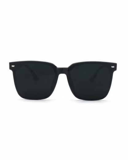 Frontalansicht der schwarzen Square-Sonnenbrille auf weißem Hintergrund.