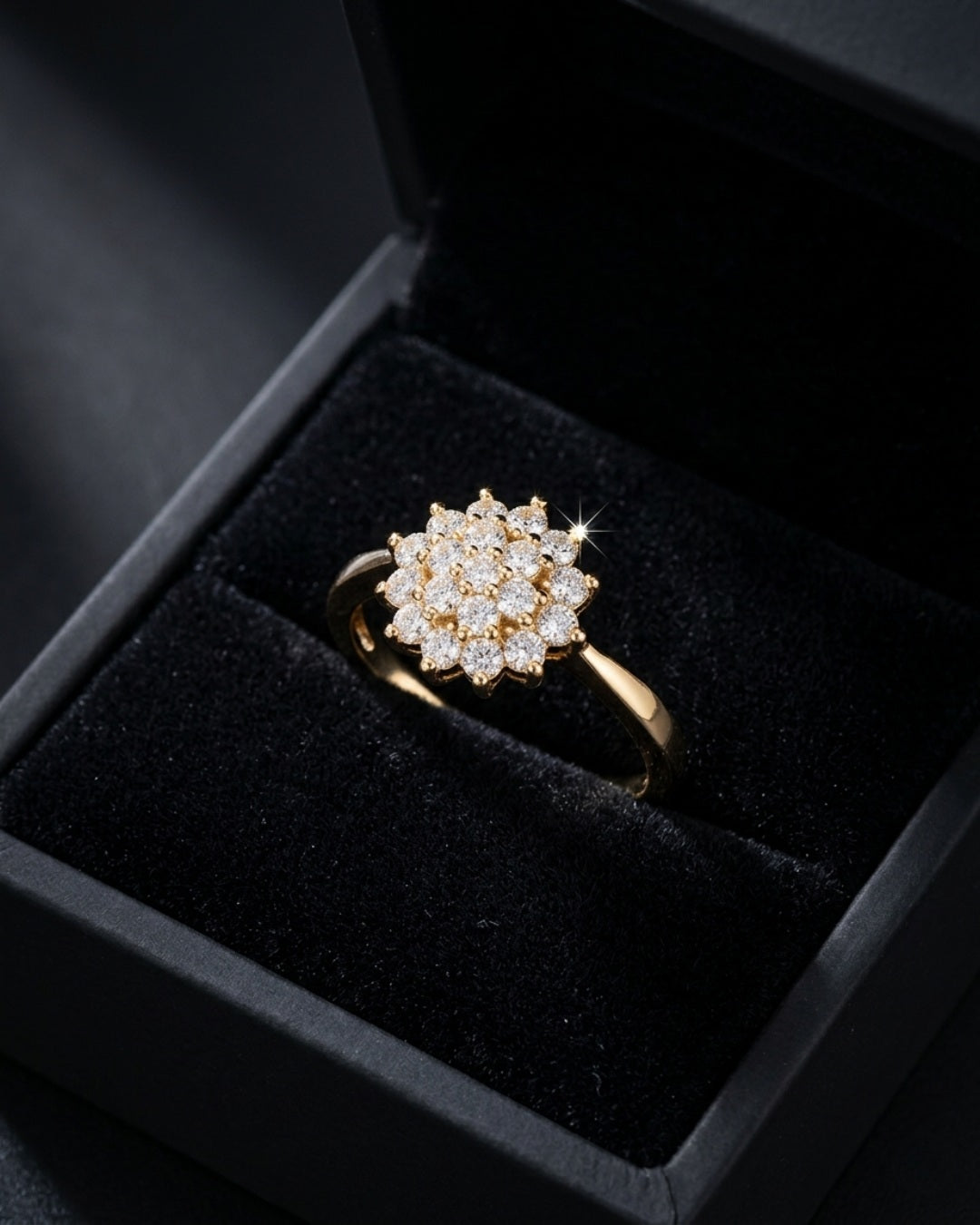 Nahaufnahme des goldfarbenen Statement-Rings mit der detailreichen Kristall-Blume, präsentiert in einer edlen, schwarzen Schmuckbox.